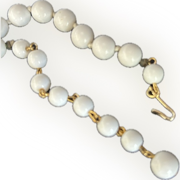 Vintage mid-century white graduated chunky beaded necklace made in Japan 14”+4” - Picture 7 of 12